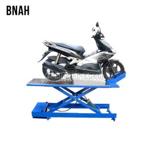 Bàn nâng sửa xe máy điện âm nền Head Honda